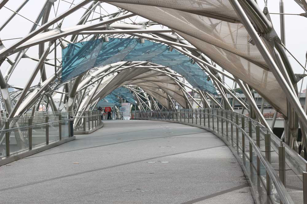 Мост ДНК в Сингапуре - вид внутри