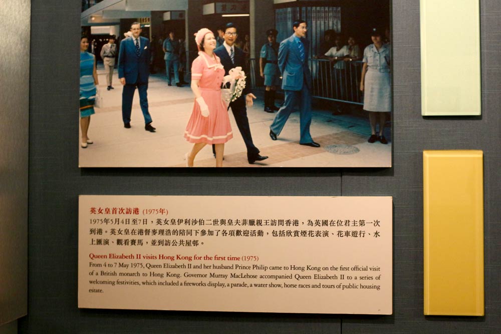 Первый визит в Гонконг королевы Великобритании Елизаветы II в 1975 году. Когда-то она выглядела именно так. Бодро и весело:)