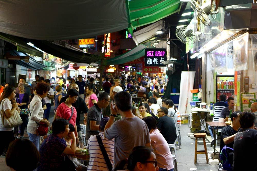 Фудкорт на ночном рынке в Гонконге