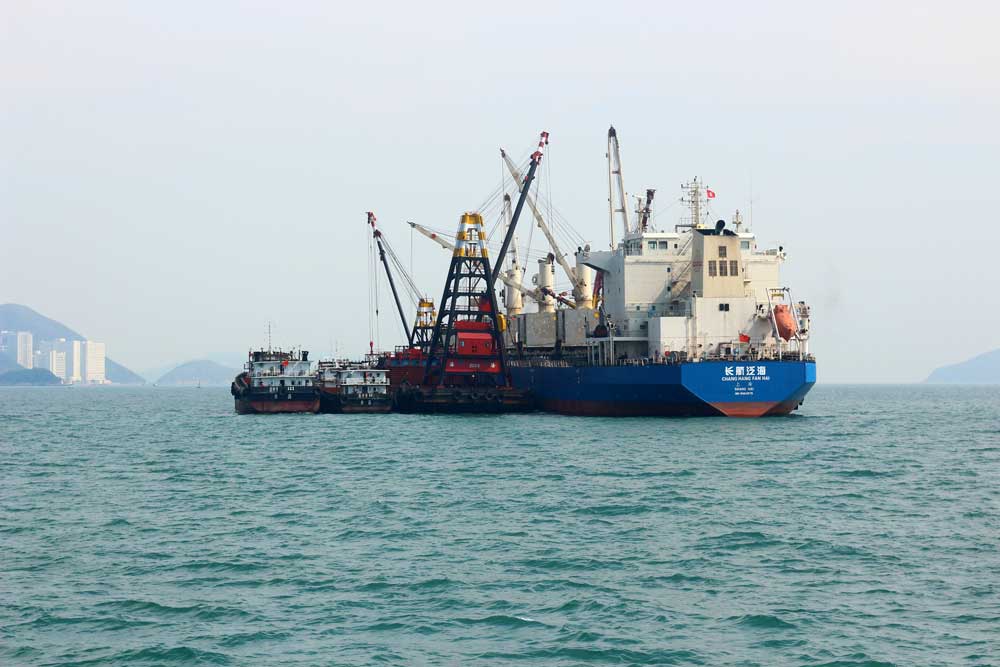 Жизнь кипит не только в сухопутном Гонконге, но и в море - разгружают контейнеры