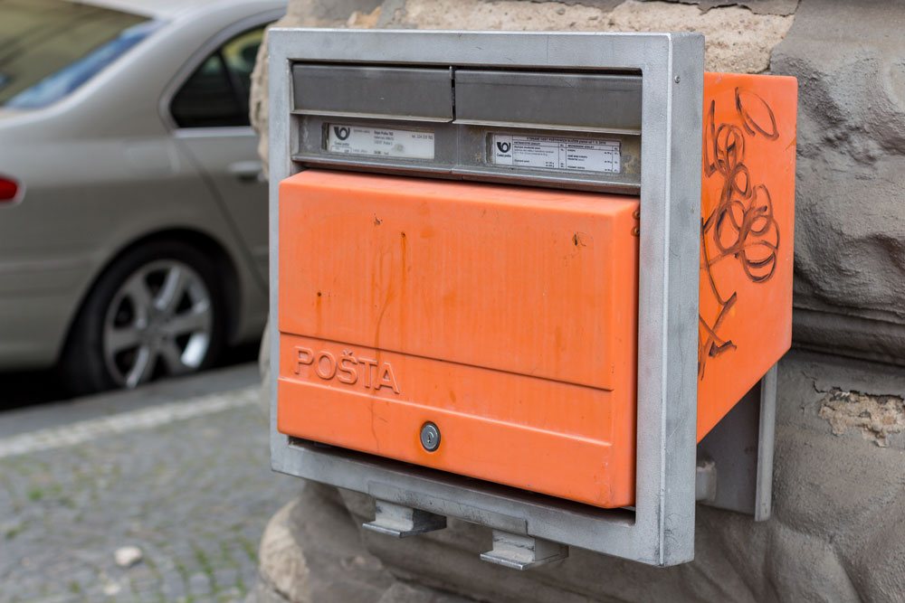 Именно так выглядит почтовый ящик в Праге. Хотя наверное и во всей Чехии:)