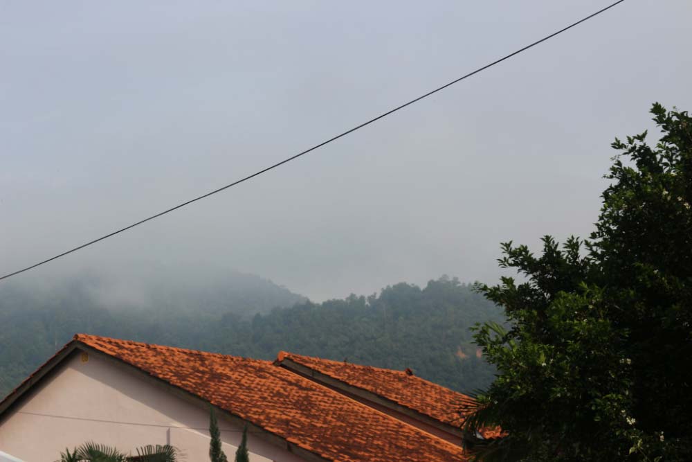 Вид на горы, окутанные густым утренним туманом.