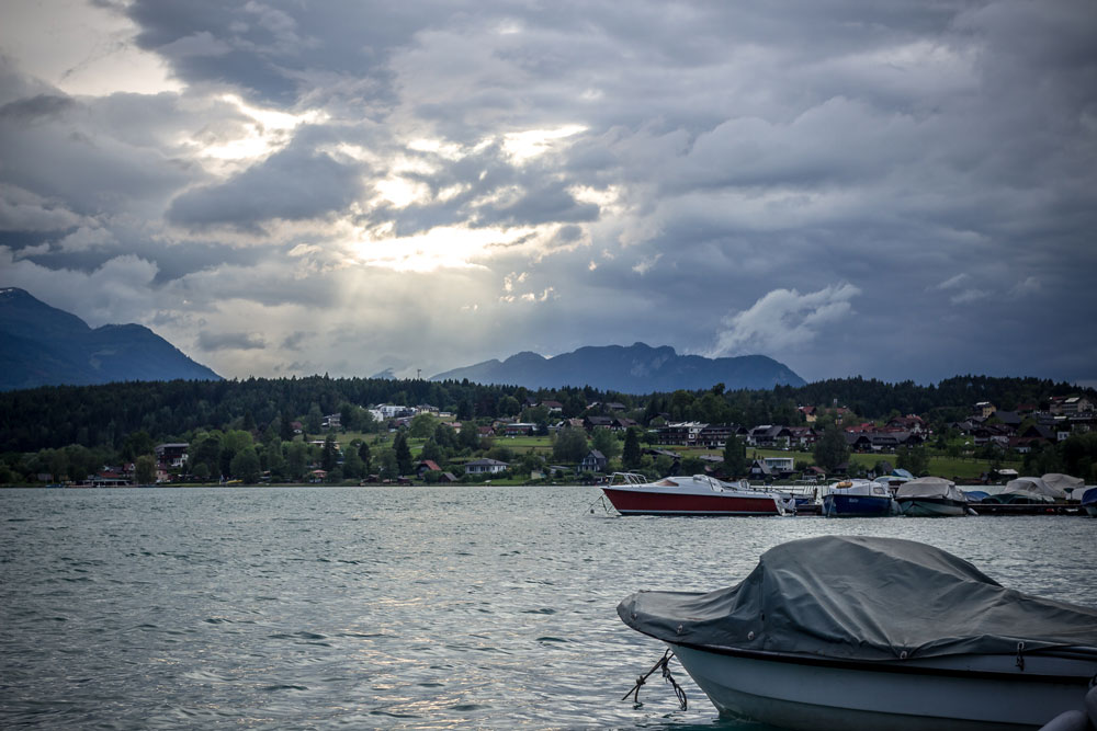В июне желающих покататься на озере в Австрии еще не так много, видимо сказывается тот факт, что приехали мы уже поздновато