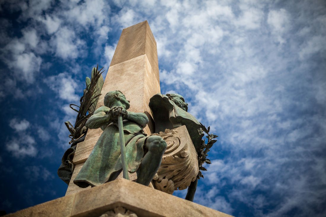 Обелиск у входа в парк Цитадели - как напоминание о былой войне и независимости