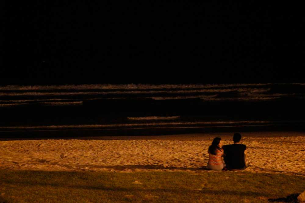 А вот эти ребята просто сидят на песке и наслаждаются успокаивающим шумом волн.