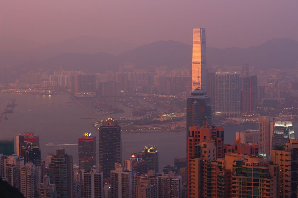Небоскребы Гонконга в лучах уходящего солнца смотрятся как-то по особенному