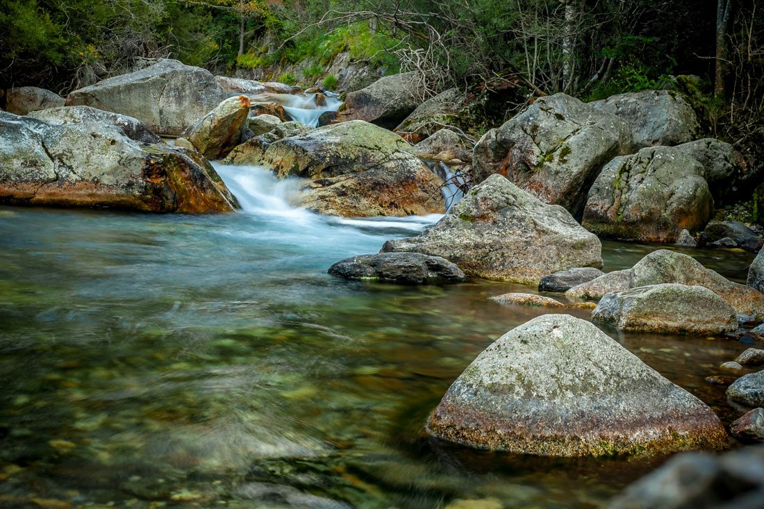 Кристально чистая вода в горных реках, которые словно артерии раскинуты вдоль всего национального парка Айгуэстортес