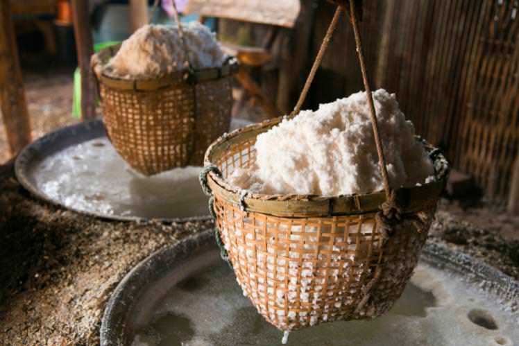 Традиционные методы добычи соли до сих пор используются в Ban Bo Luang, провинции Nan.