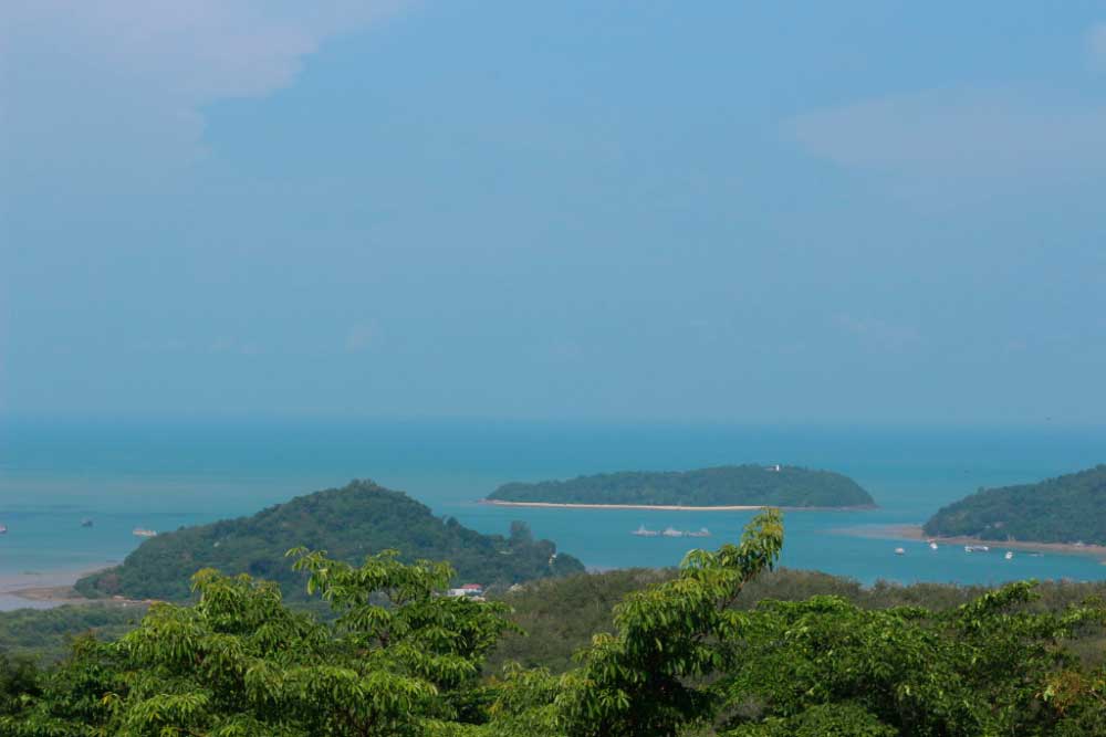 Говорят, что отсюда можно увидеть острова соседней с Таиландом страны
