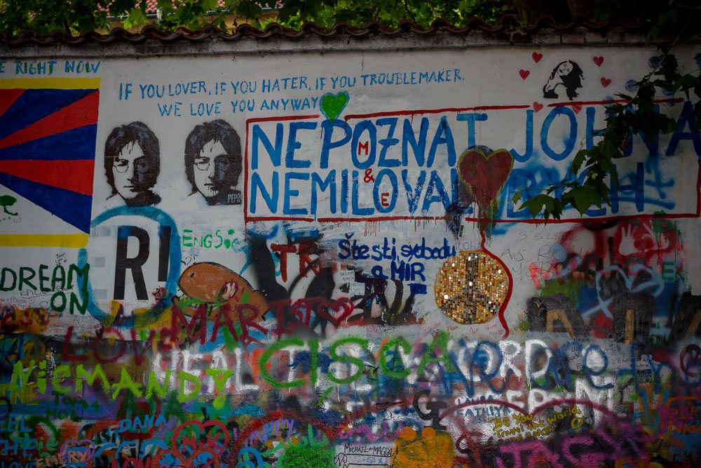 Стена Джона Леннона - продолжаем уроки чешско-английского:)