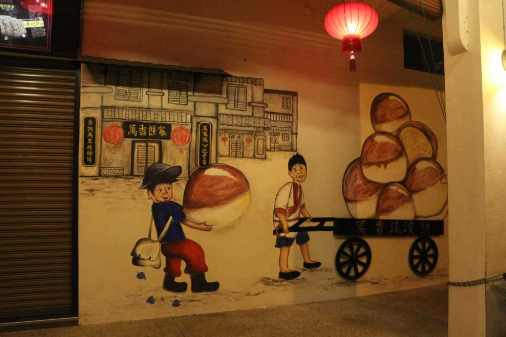 Местный, судя по всему китайский, владелец пекарни тоже разукрасил свой вход таким вот стрит-артом.