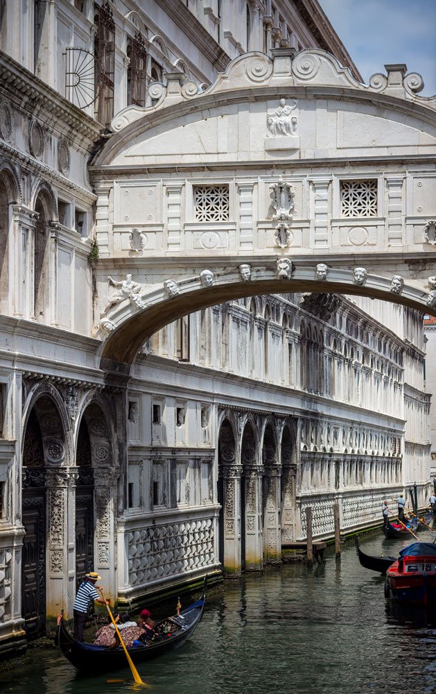 Один из самых знаменитых мостов в Венеции - мост Вздохов