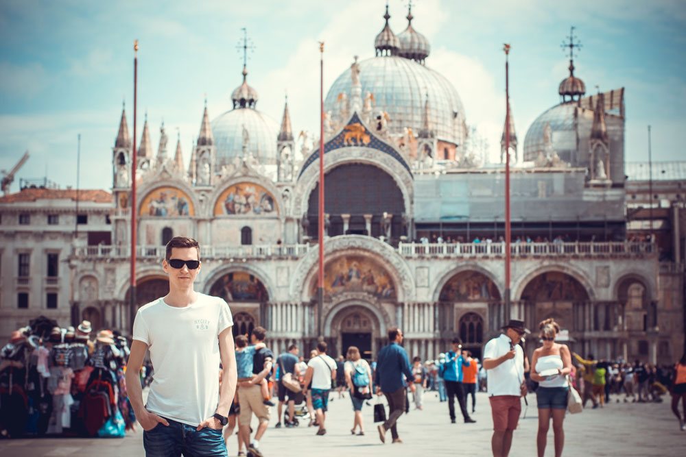 Я на фоне Собора Святого Марка. Рядом огромная толпа туристов, снующих туда сюда по главной площади Венеции.