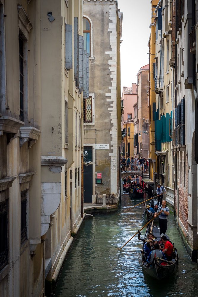 Гондольеры в Венеции в одном из каналов выстроились в очередь.