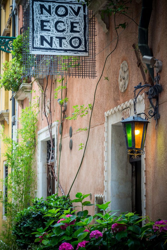 Улочка в Венеции, сказочно оформленная фонарями и живыми цветами.