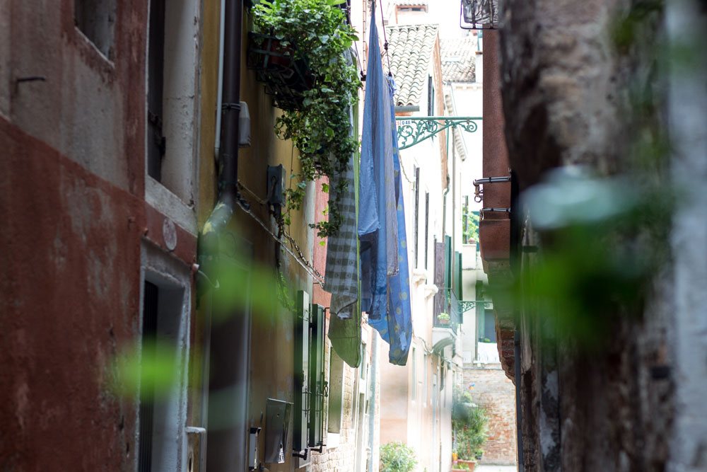 В Венеции белье сушат на улицах: недостаток света в узких улицах и влажность.