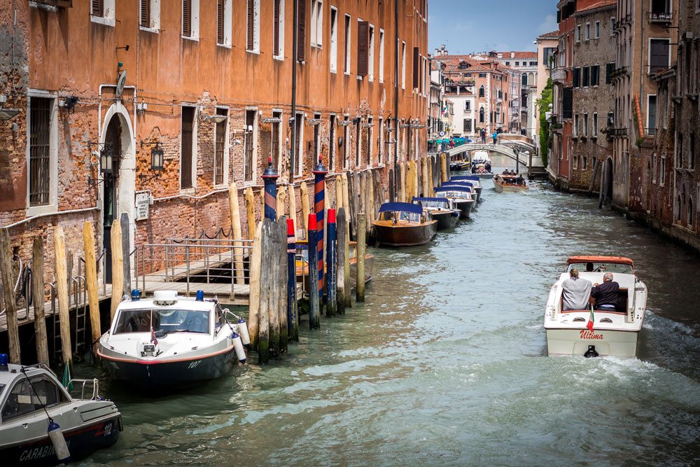 Возвращаясь обратно, продолжаем цеплять в кадр интересные улочки Венеции...
