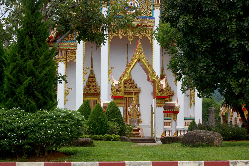Одно из священных мест в Ват Чалонге, куда вход мирянам запрещен