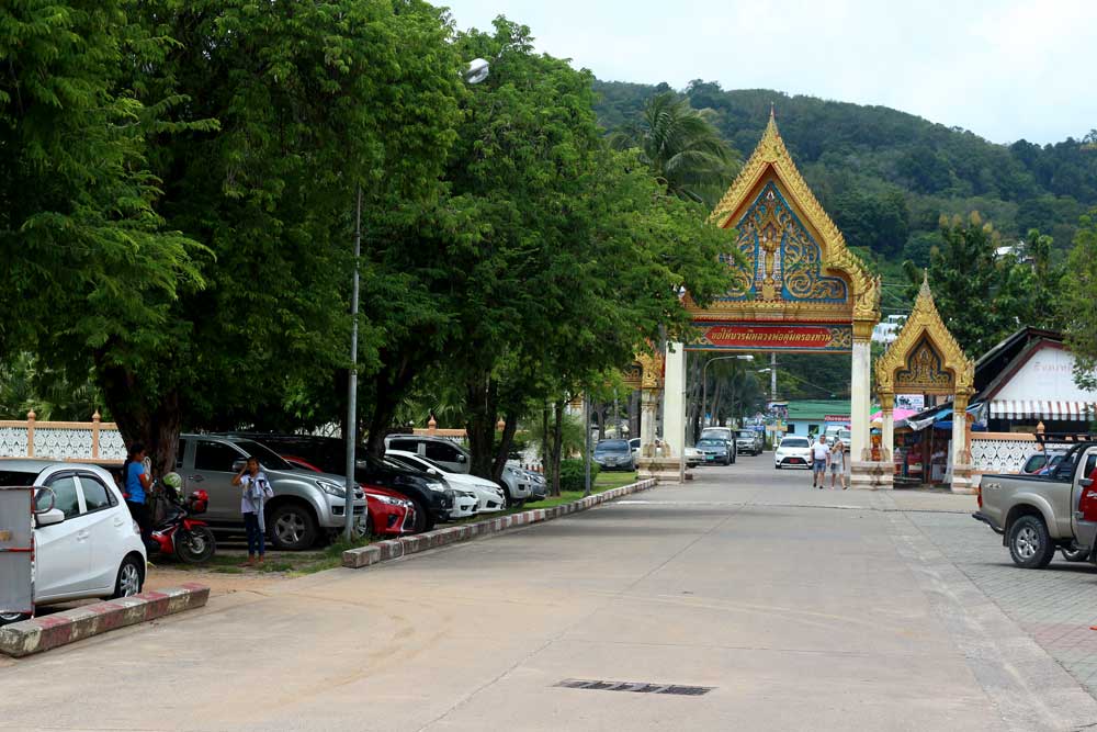 Вид на главные ворота Ват Чалонга