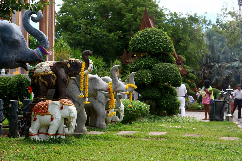 Слон - священное животное в Таиланде, поэтому его изображение часто видно рядом с храмами