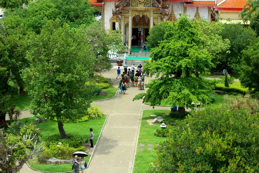 Туристов в Ват Чалонге много, в основном европейцы и китайцы