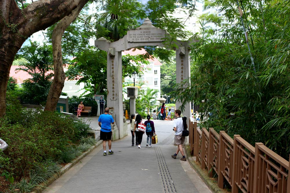 Вход в зоопарк и ботанический сад в Гонконге выглядит так